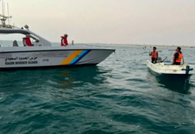 فرق حرس الحدود بمكة تنقذ مواطنين بنغلاديشيين عالقين في البحر الأحمر