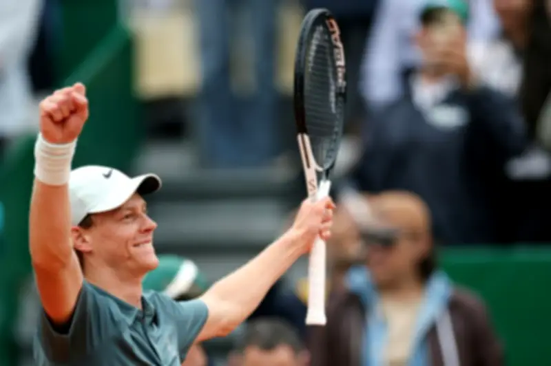 يانيك سينر يهزم ألكاراس ويتوج بلقب مونتي كارلو وينتزع صدارة التصنيف العالمي