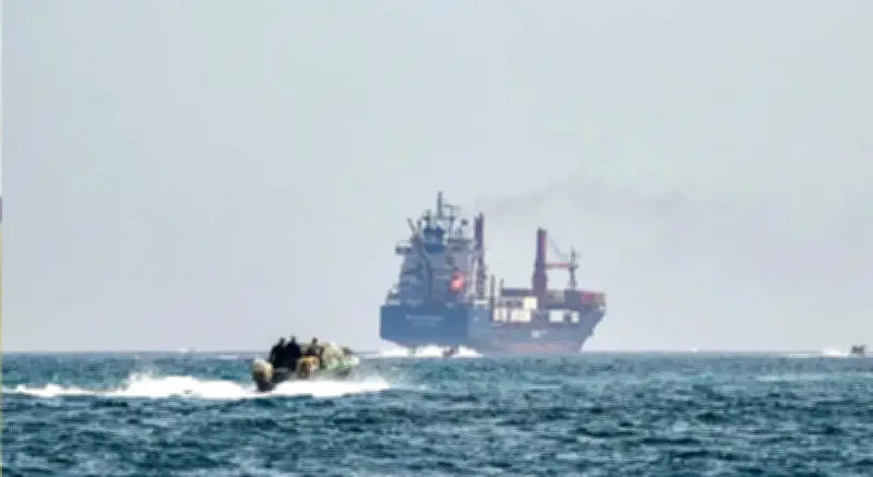 عُمان تدعو أمريكا وإيران لتقديم تنازلات مؤلمة لإنقاذ المفاوضات وسط تصاعد التهديدات في مضيق هرمز