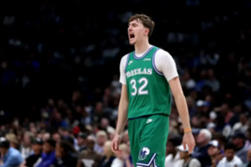 موسم كوبر فلاغ الاستثنائي في دوري أن بي أيه ينتهي بإصابة مؤلمة في الكاحل