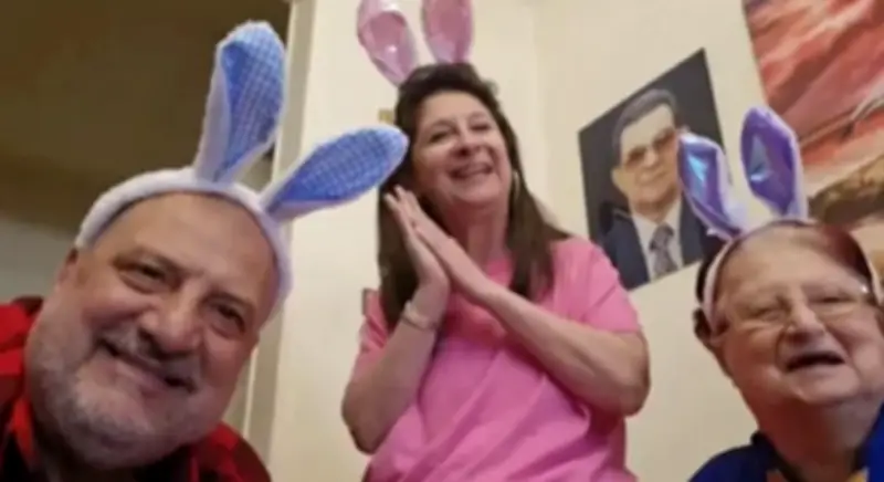 خالد الصاوي يحتفل بشم النسيم مع عائلته ويغني "الدنيا ربيع" لسعاد حسني