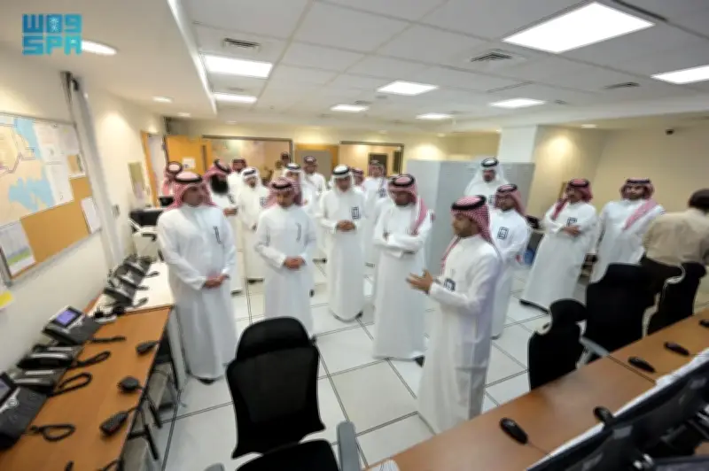 وزير الصناعة والثروة المعدنية يتفقد ميناء رأس الخير ومرافق معادن ومركز العمليات بالهيئة الملكية