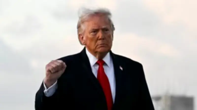 ترامب يعلن تدمير الأسطول الإيراني بالكامل ويبدأ حصاراً بحرياً شاملاً في الخليج