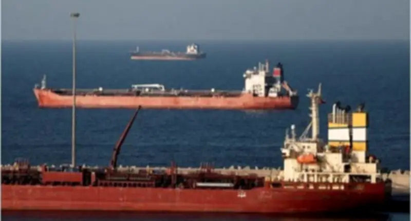 ناقلة نفط صينية تخترق الحصار الأمريكي في مضيق هرمز رغم العقوبات