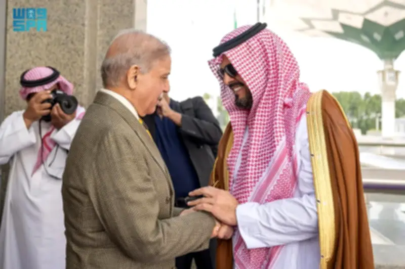 وصول رئيس وزراء باكستان إلى جدة في زيارة رسمية تستقبله قيادات سعودية بارزة