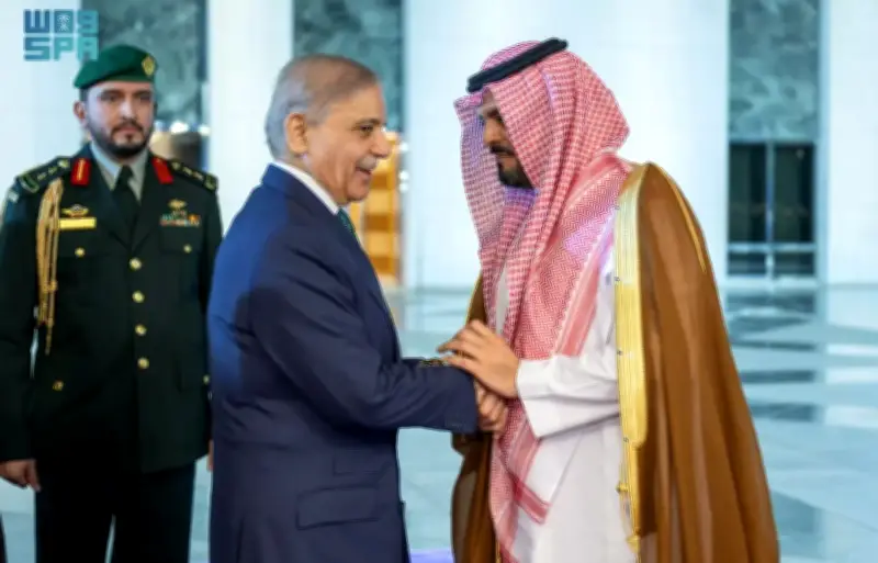رئيس وزراء باكستان يغادر جدة بعد زيارة رسمية بحضور مسؤولين سعوديين بارزين