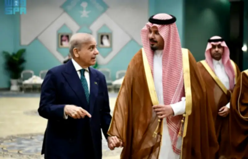 وصول رئيس وزراء باكستان إلى المدينة المنورة لزيارة المسجد النبوي والتشرف بالسلام على الرسول