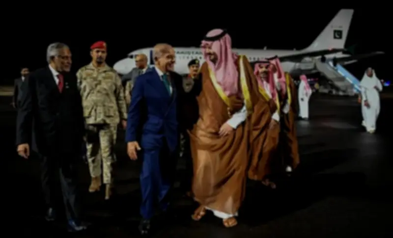 رئيس وزراء باكستان يزور المسجد النبوي في المدينة المنورة ويؤدي الصلاة
