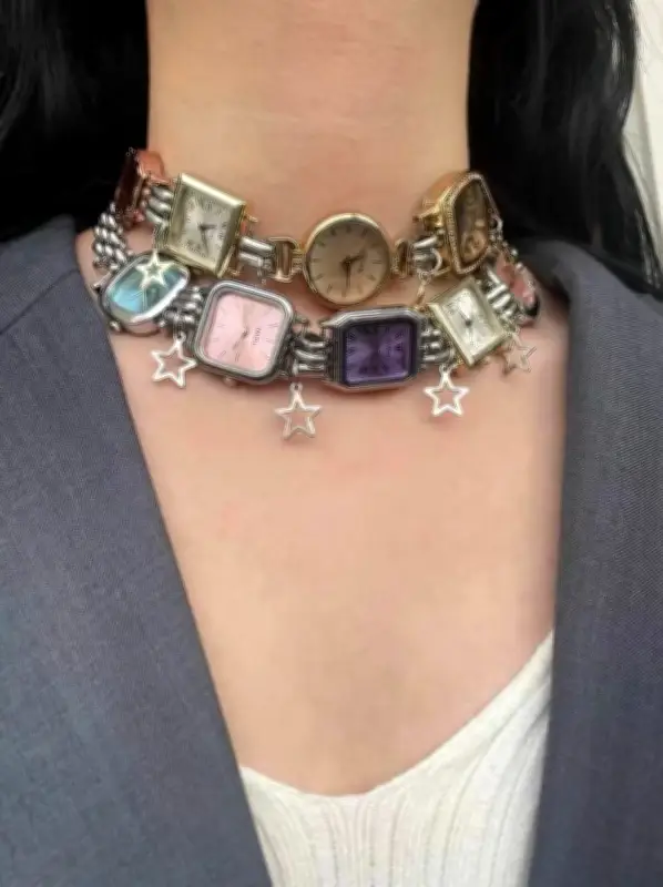 صيحات الموضة تعيد اختراع الساعات كإكسسوارات مبتكرة على الحقائب والأحذية والمجوهرات