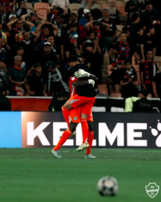 قائد الأهلي إدوارد ميندي يعقد اجتماعاً طارئاً مع اللاعبين بعد طرد مجرشي في دوري أبطال آسيا