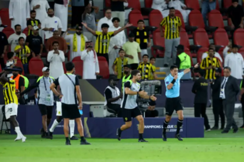خروج الاتحاد من دوري أبطال آسيا: حكم صيني يثير الجدل وتخبط الإدارة يزيد الأزمة