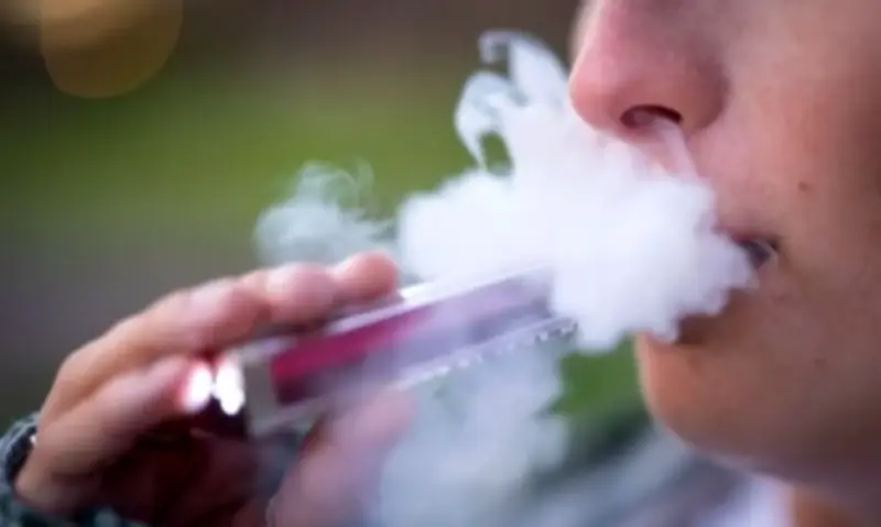 دراسة علمية تحذر: السجائر الإلكترونية "الفيب" ترفع خطر الإصابة بسرطان الرئة والأنف