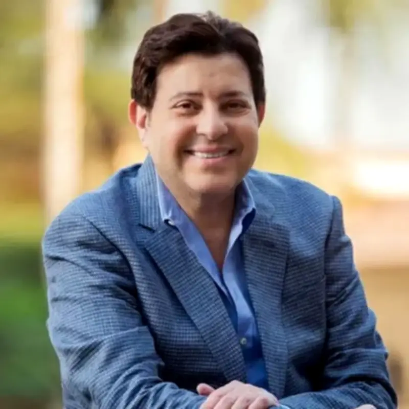 هاني شاكر يعيش تفاصيل أزمته الصحية: من توقف القلب إلى التأهيل في باريس