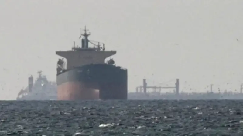 طهران تعيد إغلاق مضيق هرمز وتتهم واشنطن بانتهاك الاتفاق في أزمة متصاعدة