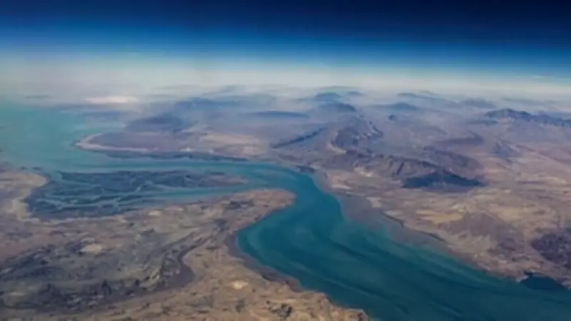 إيران تؤكد سيطرتها المشددة على مضيق هرمز رغم تصريحات إعادة الفتح