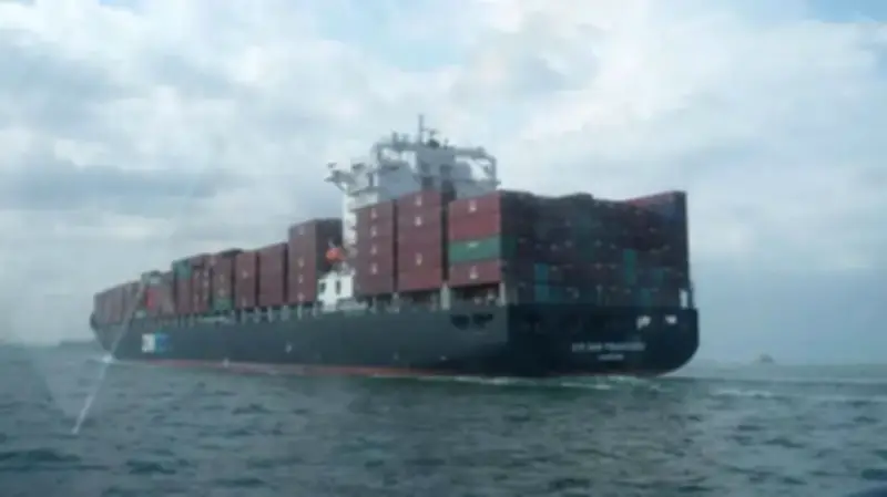 هجوم جديد على سفينة حاويات قرب عُمان وإيران تعلن إعادة إغلاق مضيق هرمز
