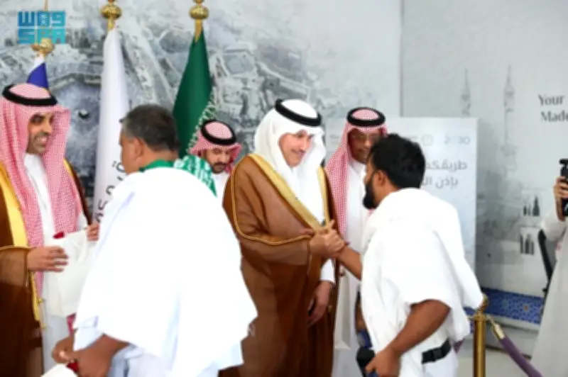 وزير النقل السعودي يزور منفذ مبادرة طريق مكة في مطار جدة ويستقبل حجاج بنغلاديش