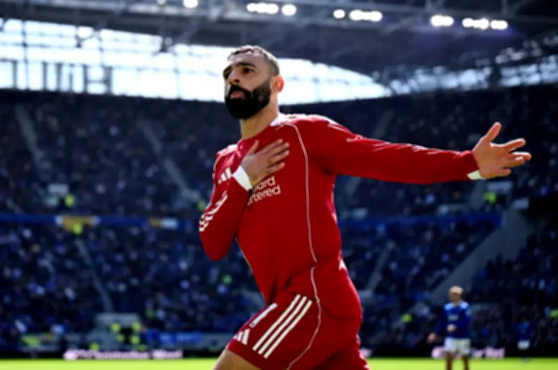 محمد صلاح يعادل رقم جيرارد التاريخي في ديربي الميرسيسايد قبل رحيله عن ليفربول