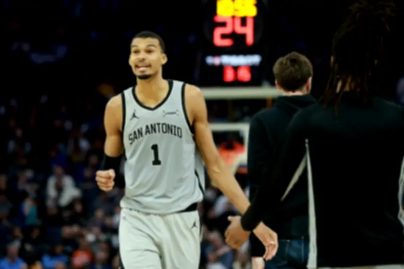 ويمبانياما يحقق إنجازاً تاريخياً كأول فائز بالإجماع بجائزة أفضل مدافع في الـ NBA