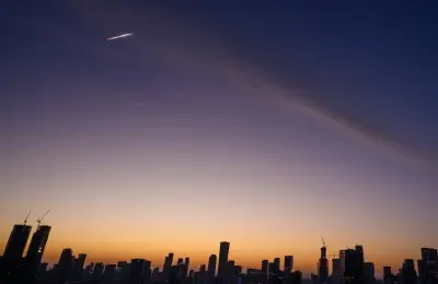 إيران تطلق 12 صاروخاً على وسط إسرائيل في هجوم متتالٍ يستهدف مواقع عسكرية