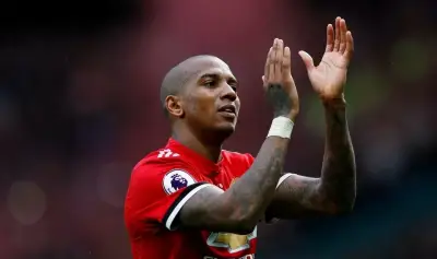 بعد 23 عاماً.. أشلي يونغ يعلق حذاءه ويودّع الملاعب نهائياً