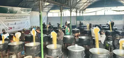 مركز الملك سلمان يوزع 24500 وجبة ساخنة في غزة