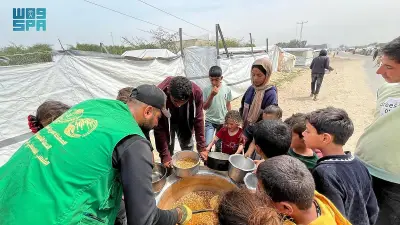 توزيع 25 ألف وجبة ساخنة على المحتاجين في غزة