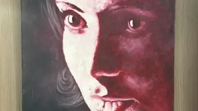 فاجأ الجمهور بلوحة قديمة.. أحمد حلمي يكشف عن رسمه لمنى زكي قبل 27 عاماً