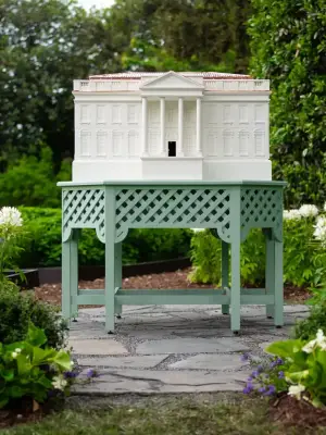 ميلانيا ترمب تبني مقرًا ملكيًا لـ70 ألف نحلة في البيت الأبيض