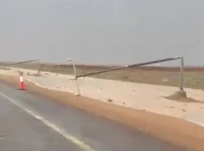 أمطار غزيرة ورياح شديدة تتسبب في سقوط أعمدة كهرباء بمحافظة رياض الخبراء في القصيم