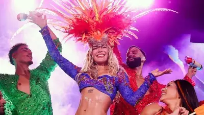 كارول جي تخطف الأنظار في كوتشيلا بإطلالة ماكسيماليزم من إيترو في ليلة تاريخية