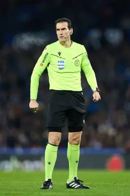 حكم إسباني يوقف مباراة برشلونة لإنقاذ مشجع من ذبحة صدرية في مدرجات كامب نو