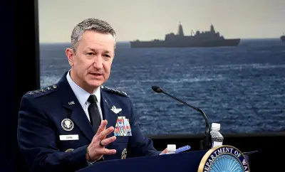 الجنرال دان كين: واشنطن تواصل اعتراض السفن الإيرانية في المحيطين