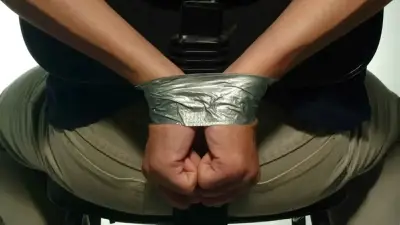 أب لبناني يروي تفاصيل تعذيبه على يد ابنيه داخل منزله