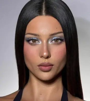 عودة الحواجب الرفيعة بأسلوب أكثر حدة وجرأة في عالم الموضة