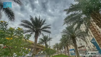 سحب متوسطة الارتفاع تزين سماء مكة المكرمة في لوحة طبيعية خلابة