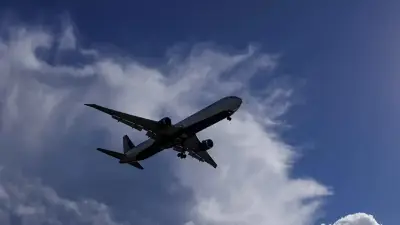 مفاجأة في الأجواء.. رحلة جوية تتحول إلى غرفة ولادة طارئة