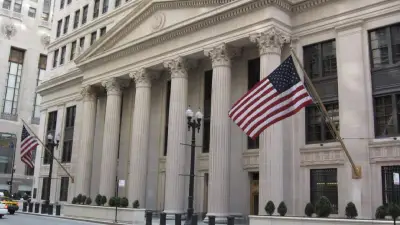 الفيدرالي الأمريكي يثبت الفائدة للمرة الثالثة ويصف التضخم بالمرتفع