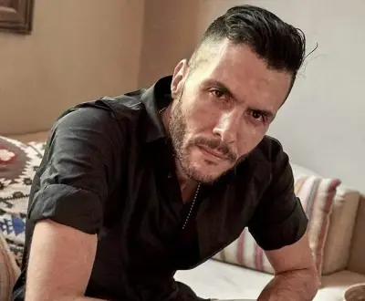 أمير عيد يثير الجدل بإهانة الصحفيين في عزاء طليقته دون تعليق رسمي