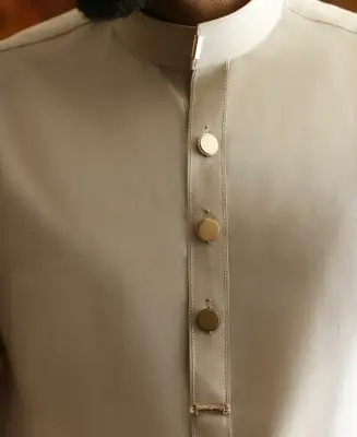 أزرار الثوب الرجالي: تفصيلة صغيرة تصنع حضوراً أنيقاً في الإطلالة