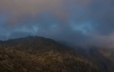 منطقة الباحة تشهد تكوّن سحب ركامية كثيفة وضباب يغطي المرتفعات والغابات