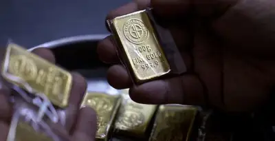 ارتفاع أسعار الذهب عالمياً مدعوماً بضعف الدولار وسط توقعات نقدية متشائمة