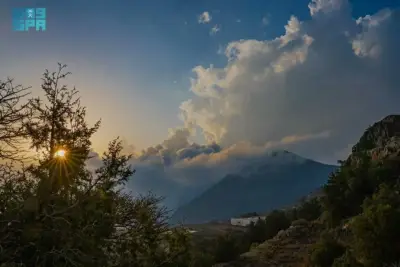 غيوم وضباب يكسوان قمم الباحة ويجذبان الزوار لمشاهدة المناظر الضبابية