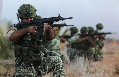 إيران تعزز دفاعاتها النفطية وتطلق حملة تجنيد جماعية لمواجهة تهديدات ترامب العسكرية