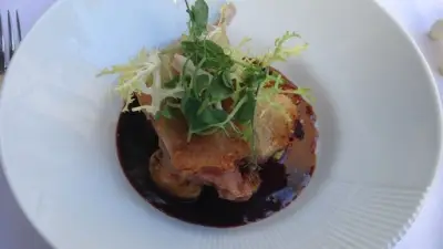 سر الكونفيه الفرنسي: وصفة بط مقرمش مع بطاطس ذهبية لا تُخطئ