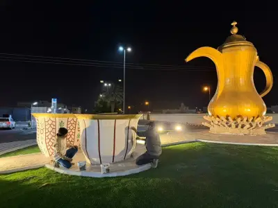 موهوبان من الشملي يضفيان لمسات فنية على الميادين والجداريات لتعزيز الجمال الحضري