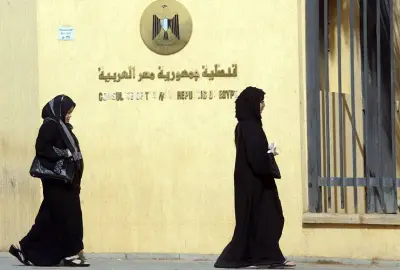 مصر تمنع عمل النساء في المنازل والمقاهي بالخارج.. جدل واسع بين الحماية والتمييز