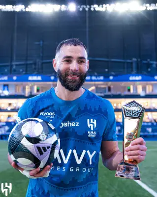 كريم بنزيما يحقق الهاتريك العشرين في مسيرته مع الهلال ويقود فوزاً ساحقاً