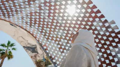 دبي للثقافة تزيّن شاطئ ميركاتو بمنحوتة 