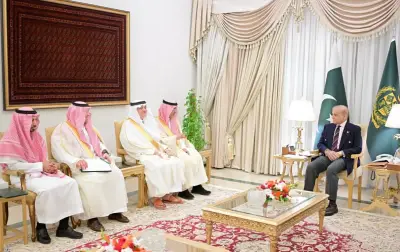 استقبال رئيس الوزراء الباكستاني لوزير المالية السعودي محمد الجدعان في إسلام آباد